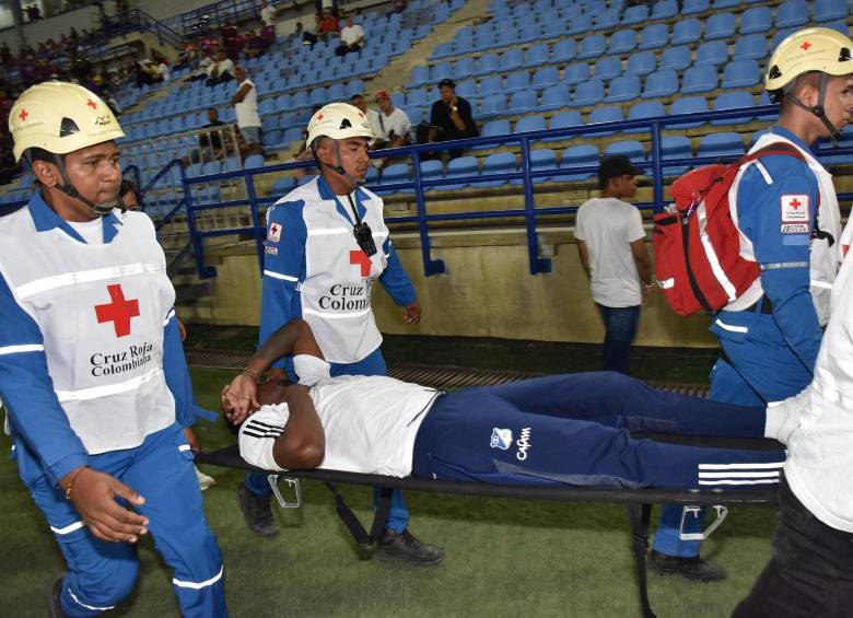 El portero Iván Arboleda es atendido y llevado en camilla al hospital tras ser herido por el impacto de una piedra en las cercanías del estadio Sierra Nevada, Santa Marta. Montiner Alvis Arrieta - Colprensa.