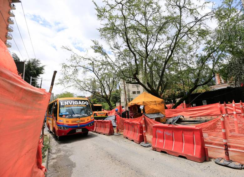 Los cierres parciales que se han tenido que implementar en la avenida El Poblado desde el reinicio de los trabajos el año pasado han causado caos vehicular. FOTO ESNEYDER GUTIÉRREZ C.