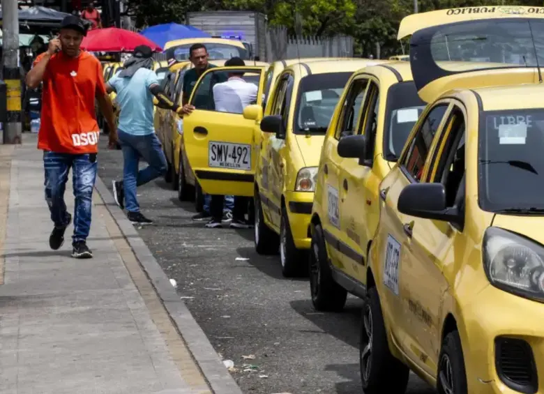 Taxis en Medellín. FOTO: Julio Cesar Herrera