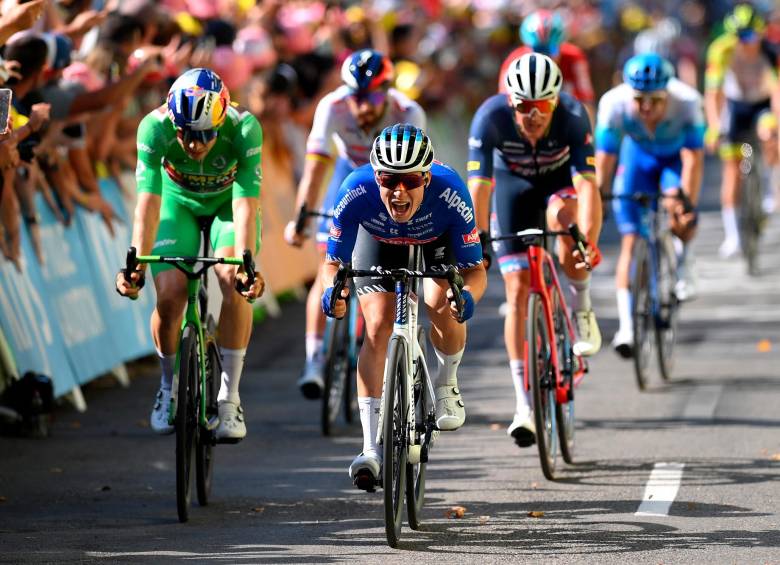 Este fue el remate de la etapa 15, en la que celebró el belga Jasper Philipsen. Este lunes hay jornada de descanso. Foto getty
