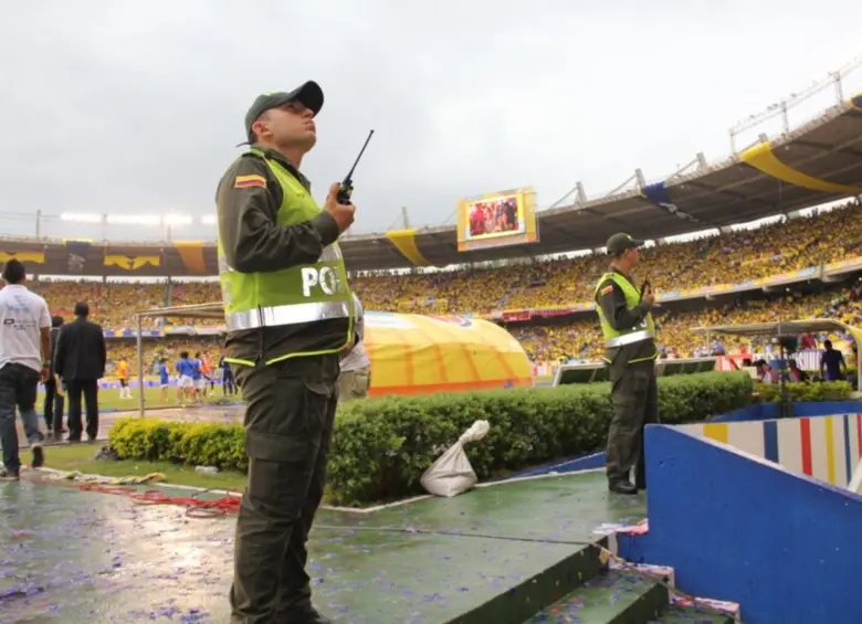 Aunque haya seguridad privada, el Estado no puede delegar su responsabilidad constitucional de cuidar a los hinchas dentro y fuera de las tribunas. FOTO: Colprensa