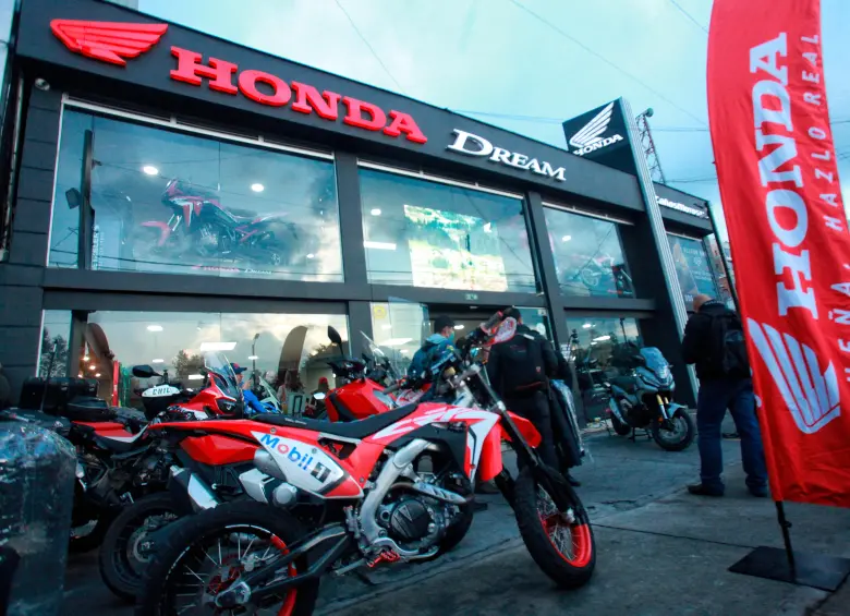 El mercado de motocicletas colombiano registró 111.896 unidades nuevas durante agosto de 2026 y acumuló un crecimiento de 28,94% en los primeros ocho meses del año. FOTO COLPRENSA