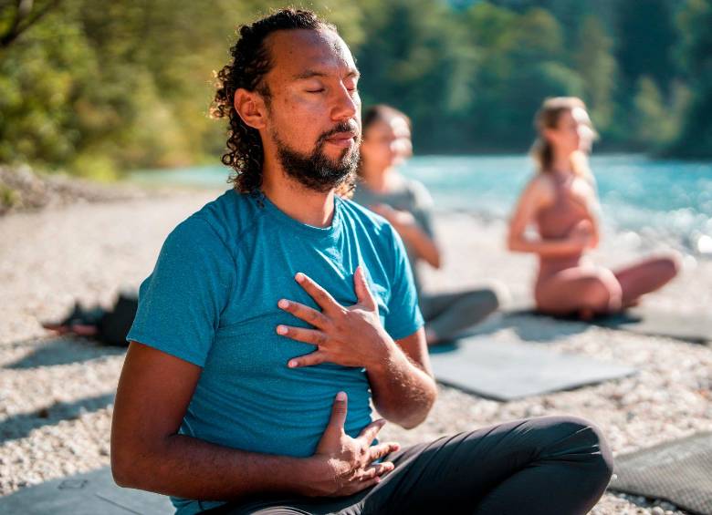 La Organización Mundial de la Salud recomienda hacer ejercicios de respiración diariamente. Foto Getty. 