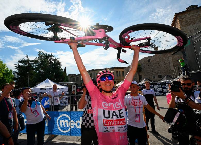 Tadej Pogacar sumó en el Giro de Italia su triunfo profesional número 77- FOTO AFP