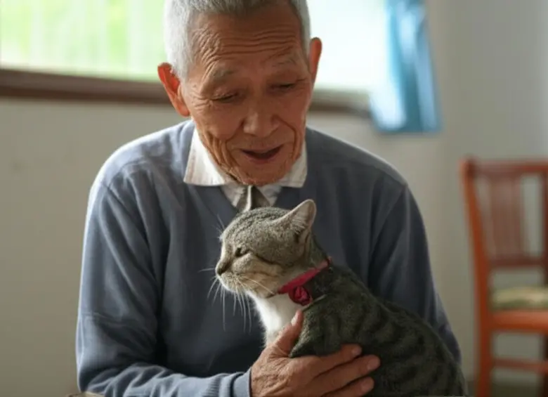 Imagen de referencia de un adulto mayor chino con una gata en sus brazos. FOTO: Generada con IA