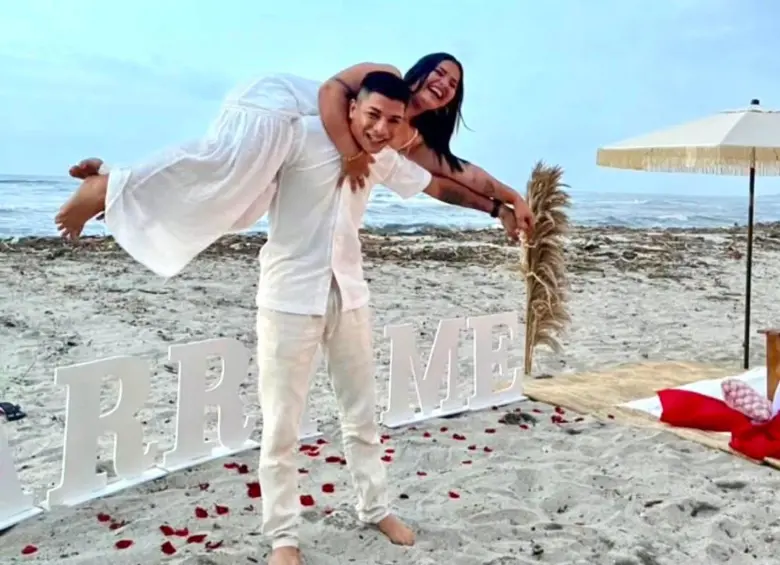 Con esa puesta en escena, Naín Andrés Pérez Toncel, alias Bendito Menor, le pidió matrimonio a su pareja, Rosa Angélica Tarazona, alias La Bebecita. FOTO: Tomada de redes sociales de Naín Andrés Pérez