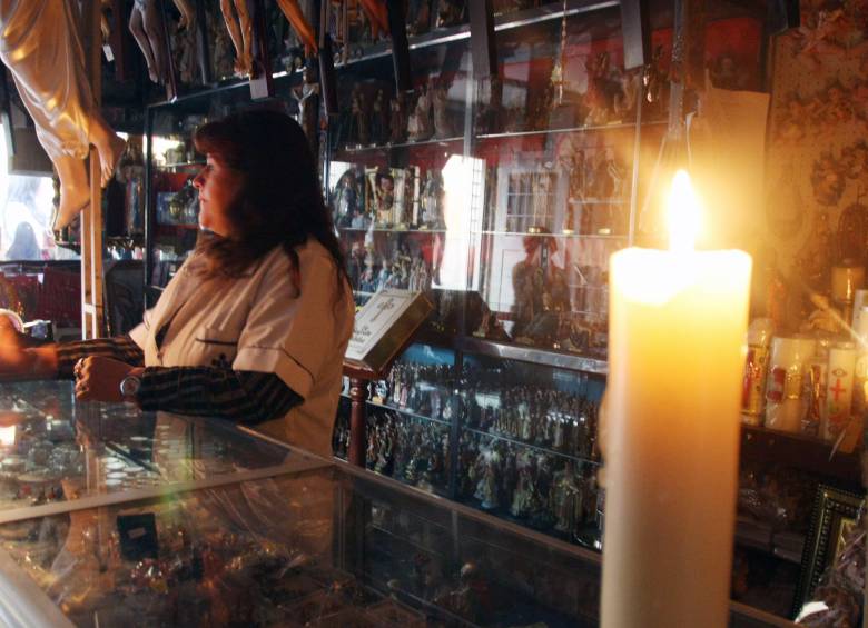 Negocios del centro de Bogotá sin servicio de energía. Foto de referencia: Colprensa/Germán Enciso.