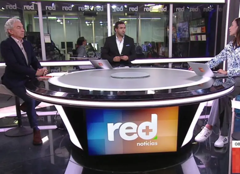 Giovanni Celis Sarmiento (centro) en medio de una transmisión de Red+ Noticias. FOTO: Cortesía Red+ Noticias