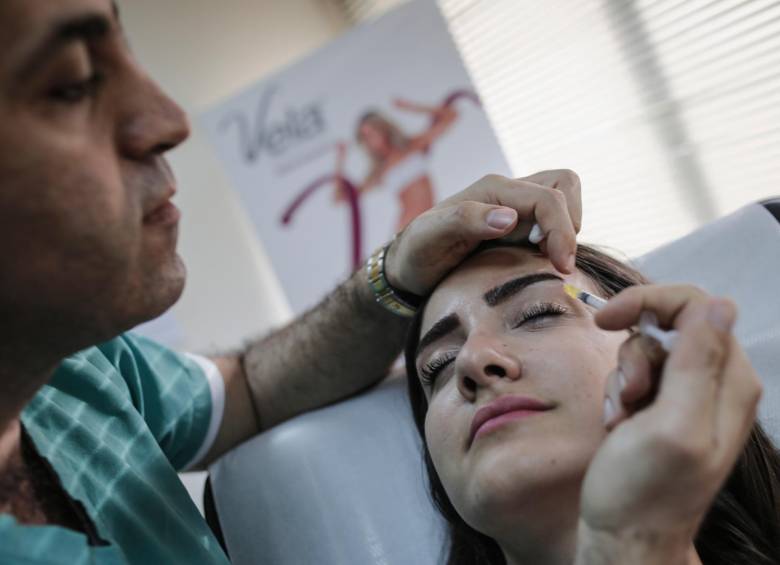 La sustancia, producida por la bacteria Clostridium botulinum, es inyectada en el rostro para disminuir el movimiento muscular. FOTO GETTY