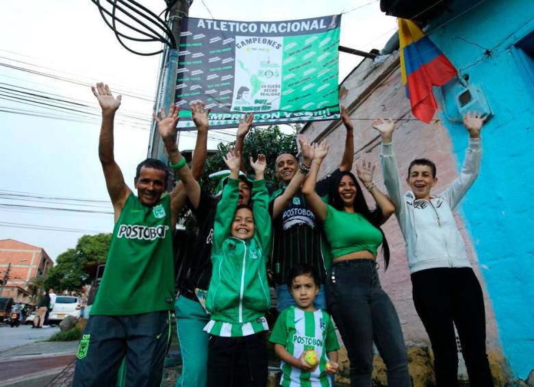 Algunas familias se prepararon, desde temprano, con bandera y camiseta, para apoyar al verde. 