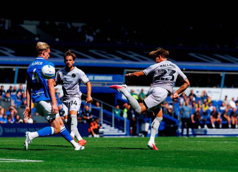 Dominic Ballard en el momento que conectó el taco que es candidato al Puskás. FOTO: X Bristol City 
