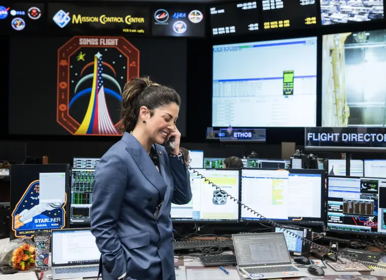 La colombiana Diana Trujillo, directora de vuelo de la Nasa, dirigió una caminata espacial en el centro de control de misión. FOTO: NASA