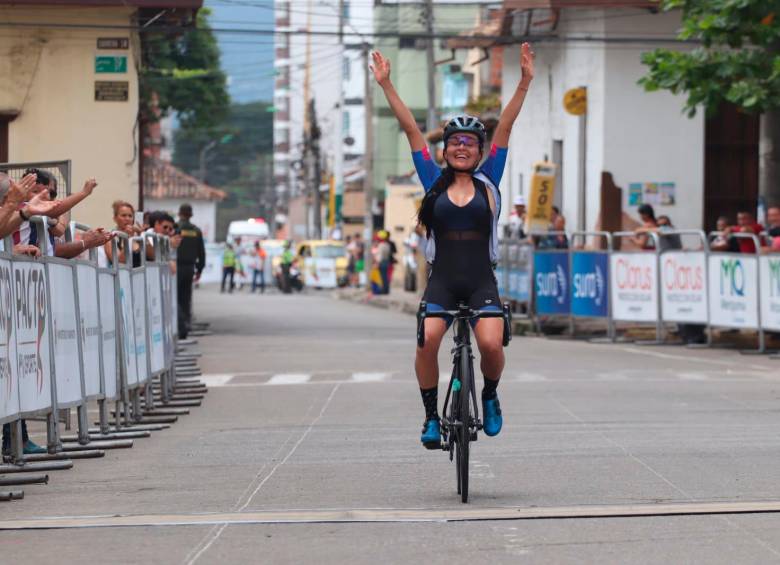 Estefanía Herrera es ejemplo de tenacidad y superación. Tras huir de la guerrilla cuando era joven, vio en el ciclismo la oportunidad de salir adelante y ahora recoge grandes frutos. FOTO FEDECICLISMO