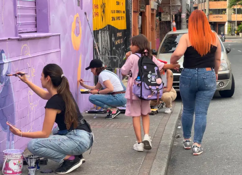 Las artistas estarán en Lotero hasta el 29 de noviembre. El mural quedará en la Institución educativa Mercedes Yepes. Foto: Cortesía.