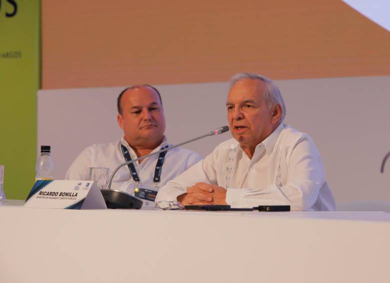 El ministro de Hacienda, Ricardo Bonilla, participó del 20 Congreso Nacional de Infraestructura en Cartagena, donde mostró las nuevas cuentas del Gobierno. FOTO Cortesía CCI