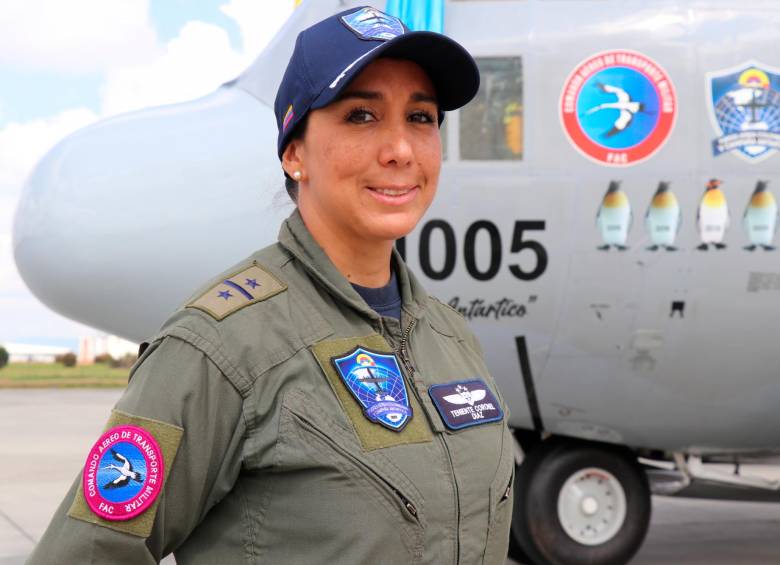 La coronel de la Fuerza Aérea, Andrea Silvana Díaz, tras el aterrizaje. FOTO CORTESÍA FAC