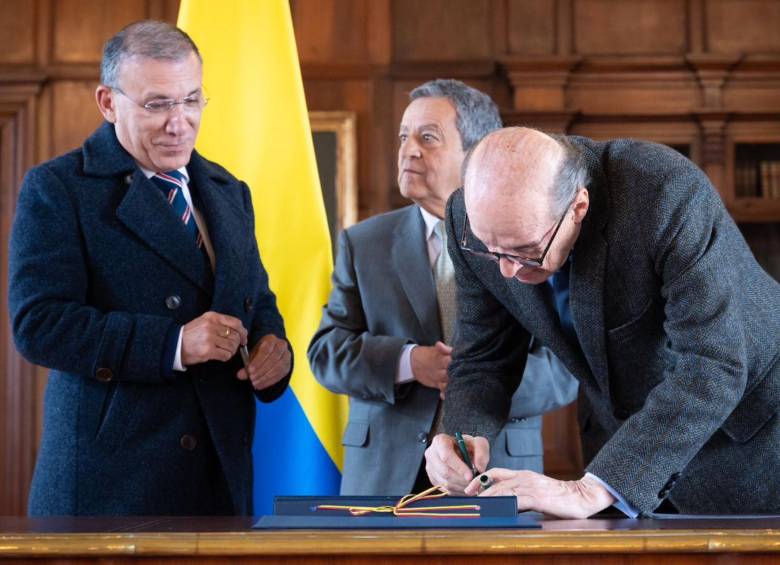 Roy Barreras y el canciller Álvaro Leyva en nombramiento como nuevo embajador de Reino Unido. FOTO: COLPRENSA