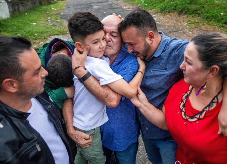 Su familia le dio la bienvenida a la libertad a las afueras de la cárcel de Itagüí en 2022. FOTO Carlos Velásquez - EL COLOMBIANO