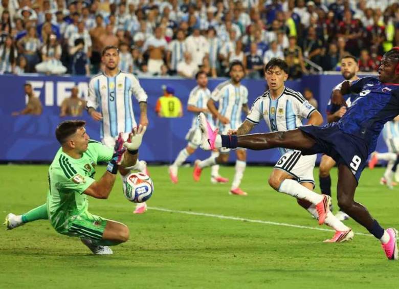 Tras sufrir dos golazos de Cabo Verde, el arquero argentino apareció en el final del segundo tiempo suplementario para salvar el resultado del equipo argentino y pasar a octavos de final. FOTO: Getty