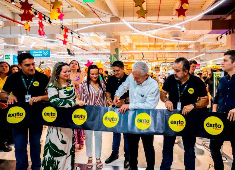 Carlos Mario Giraldo, presidente de Grupo Éxito, encabezó la apertura del nuevo almacén en Girardot, Cundinamarca. FOTO cortesía 