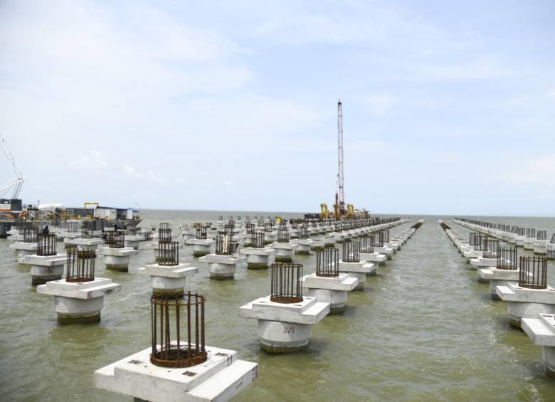 Algunas de las hileras de pilones instalados en Puerto Antioquia para montar la plataforma. FOTO: Cortesía