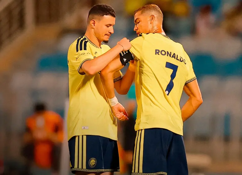 Cristiano Ronaldo recibiendo la cita de capitán al ingresar al terreno de juego. FOTO: X Al NassrEN