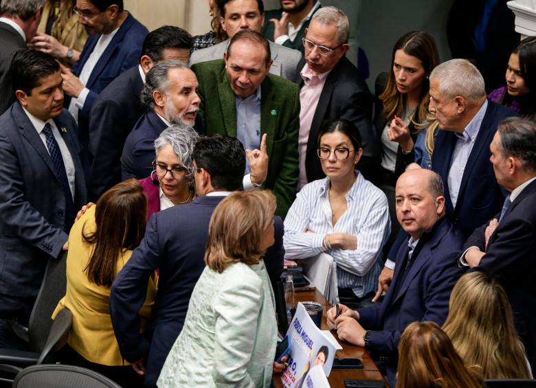 Por casi 12 horas la plenaria del Senado debatió y votó gran parte del articulado del texto de la reforma laboral, y definió terminar este trámite el próximo lunes, 16 de junio. FOTO Colprensa