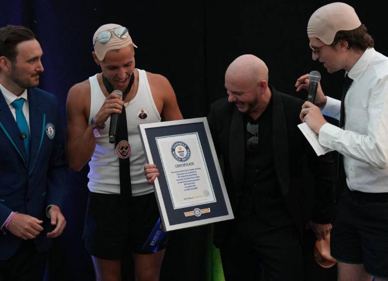 Pitbull recibió el certificado de Guinness World Records tras reunir a 22.141 personas con calvas postizas antes de su concierto en el BST Hyde Park de Londres, el 10 de julio. FOTO: AFP. 