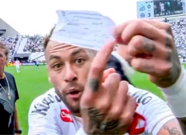 Neymar muestra con indignación un papel manuscrito al cuerpo arbitral para demostrar que el técnico Cuca había solicitado la salida de Gonzalo Escobar y no la suya. Al final, el cambio no pudo revertirse. FOTO CAPTURA VIDEO