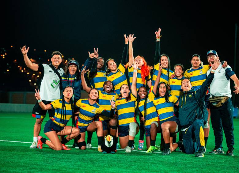 En las imágenes aparecen el equipo masculino, campeón por primera vez, y el elenco femenino, que se quedó con el segundo lugar. FOTOS CORTESÍA FCR