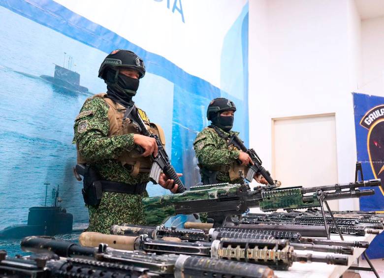 Ocho integrantes de las disidencias de las Farc se entregaron a la Armada en Buenaventura. Foto: Tomada del Twitter de la @FNP_ArmadaCol. 