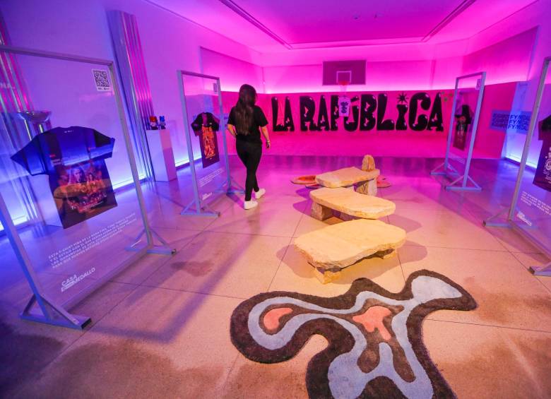 Galería donde se exhiben las camisetas de los artistas. FOTO Esneyder Gutiérrez 