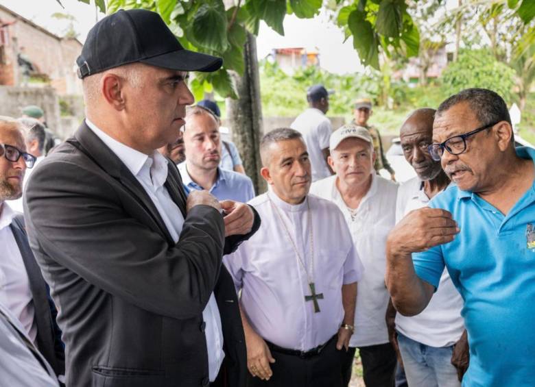 El presidente de Suiza de visita en Buenaventura, previo al encuentro con el presidente Petro este jueves. FOTO: Twitter @alain_berset
