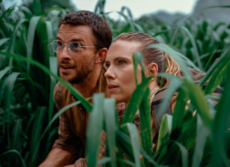 Jonathan Bailey y Scarlett Johansson en Jurassic World: Renace. FOTO Cortesía