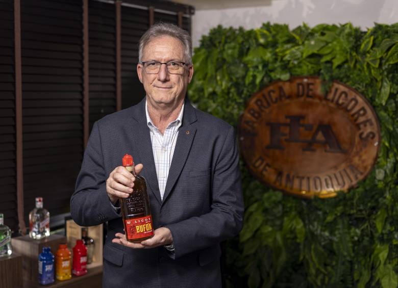 Luis Fernando Begué, gerente de la FLA, explica que el nuevo producto tiene una combinación de aromas y sabores que da como resultado un licor de ron suave, equilibrado y versátil. Foto: Cortesía