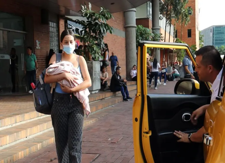 Una de las beneficiarias a punto de abordar uno de los taxis que prestarán el servicio. FOTO: Cortesía Alcaldía