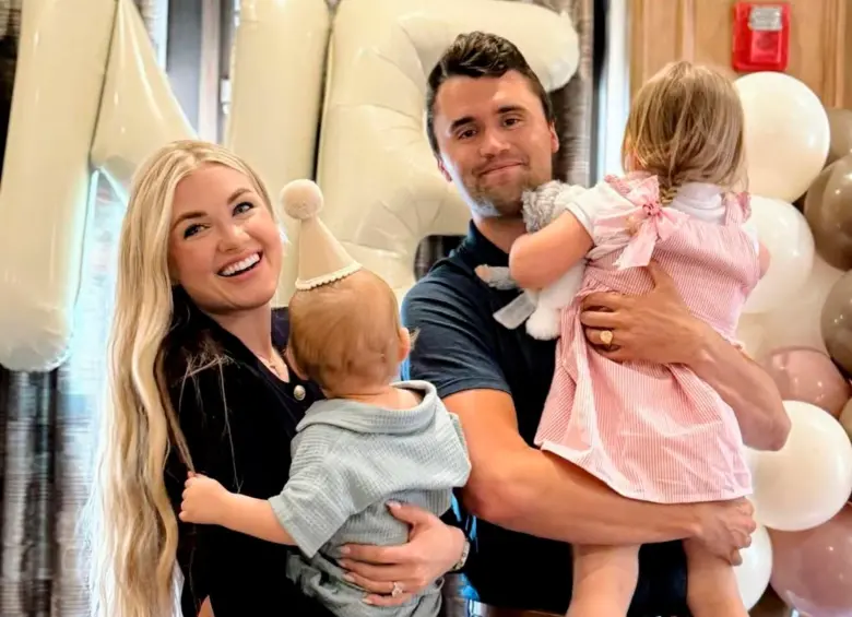 Charlie Kirk junto a su esposa, Erika Lane Frantzve, y su dos hijos. FOTO: Tomada de Instagram @charliekirk1776
