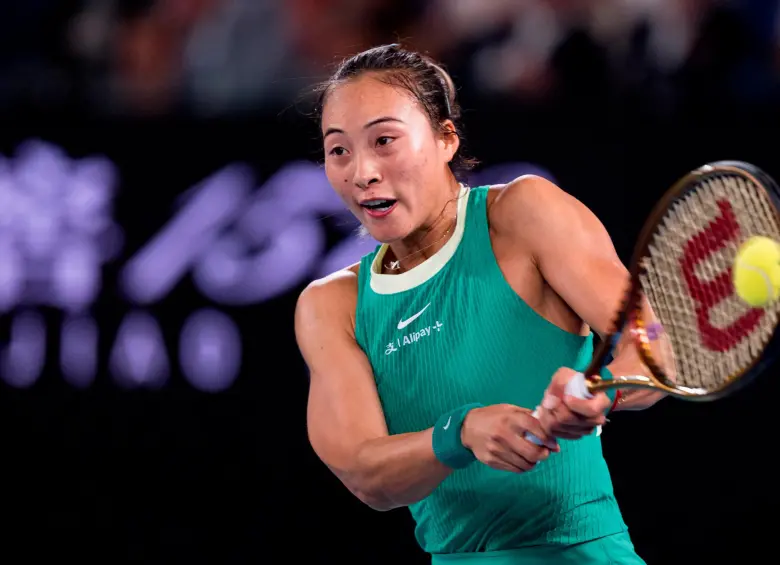 La china Zheng Qinwen, que tiene 21 años, debutó en el circuito profesional de tenis en 2022. Jugará su primera final de un grande. FOTO getty