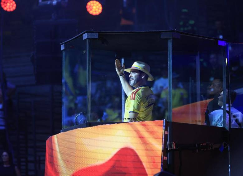 De la Espriella salió vestido con la camiseta de la Selección y un sombrero aguadeño. Foto: Captura de video