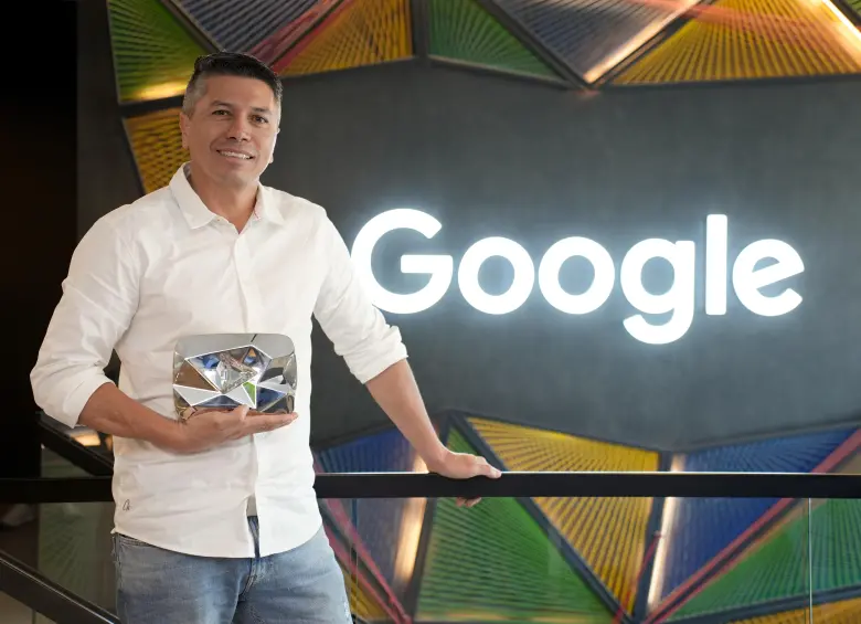 La historia del profe colombiano que cambió el aula por YouTube y llegó a 10 millones de suscriptores