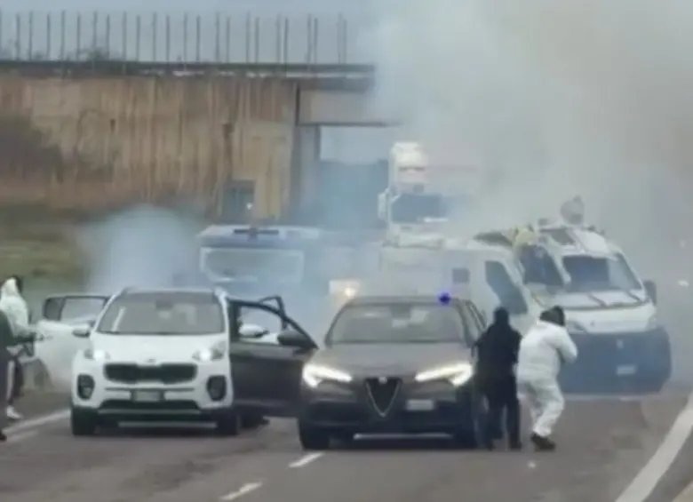 Las autoridades identificaron un grupo de cuatro asaltantes en medio de la operación y habrían capturado a dos. FOTO: Captura video de redes sociales @RadioGenoa