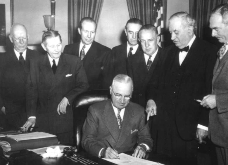Harry S. Truman firmando la Ley de Cooperación Económica (1948). FOTO: Getty