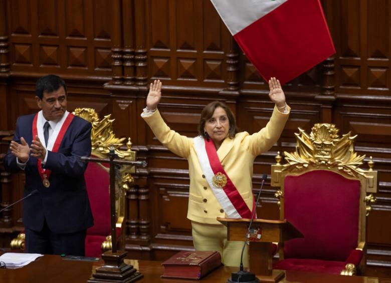 Dina Boluarte fue destutuida por el Congreso en la madrugada del viernes bajo el argumento de incapacidad moral permanente. Foto: Colprensa