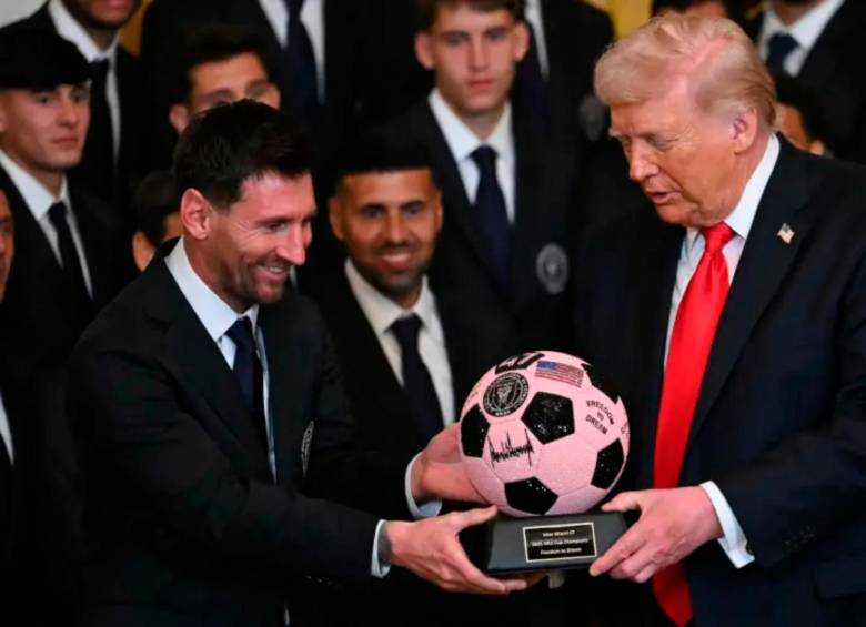 Lionel Messi recibió el reconocimiento que le hicieron a Inter Miami, su equipo, en la Casa Blanca. Donald Trump se lo entregó. Foto: AFP