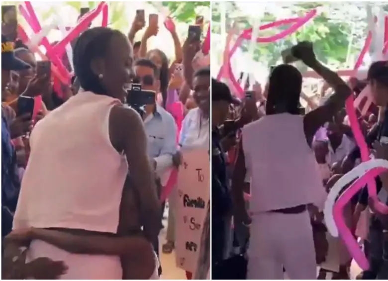 Los habitantes de Tumaco recibiendo a Valentina a las afueras del aeropuerto con una fiesta en su honor. Los niños la abrazaron. FOTO: Captura video de redes sociales