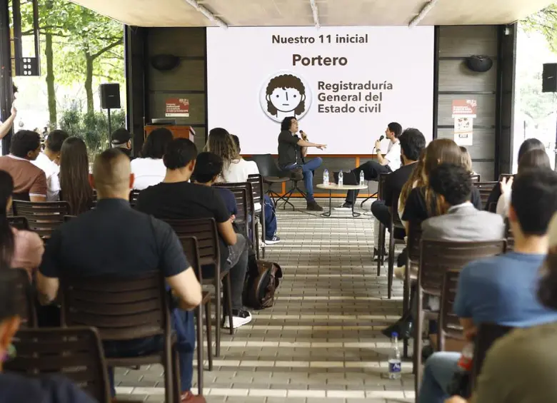 Estudiantes de la Universidad Pontificia Bolivariana participaron en actividades de pedagogía electoral y simulación de voto previo a las elecciones de 2026. FOTO: EDUARDO LONDONO, UPB.