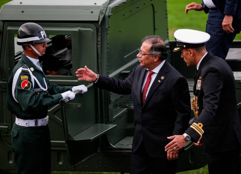 El presidente Gustavo Petro ordenó la modernización del material bélico del Ejército. FOTO COLPRENSA
