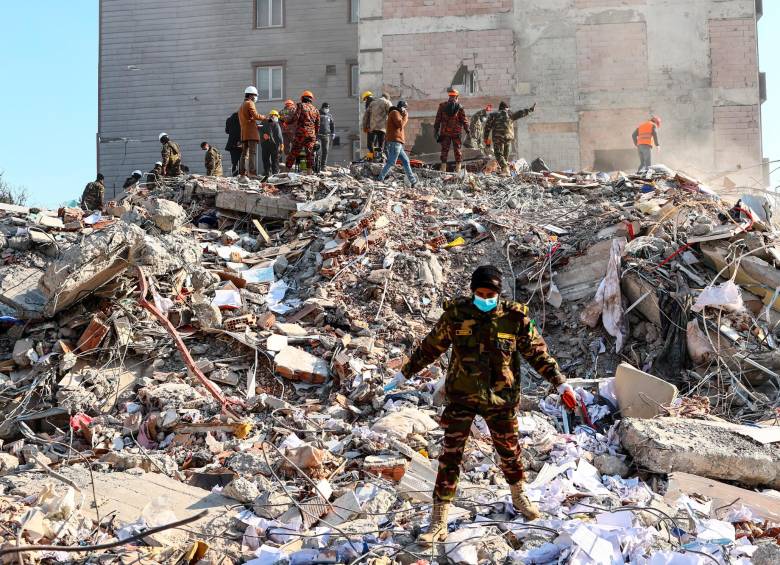 Según la ONU, al menos 870.000 personas necesitan recibir alimentación urgentemente y, solo en Siria, 5,3 millones de personas se quedaron sin casa. FOTO: EFE