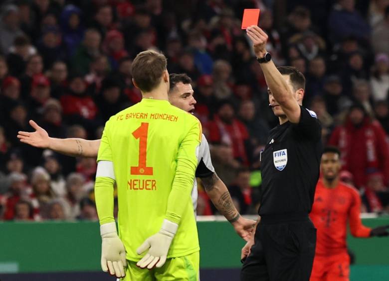 Momento en que le sacaron la roja a Manuel Neuer. FOTO: Getty