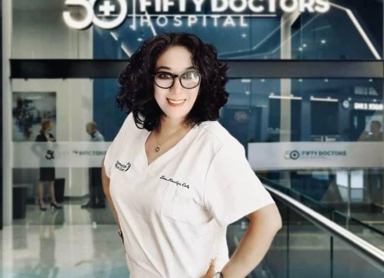 Marilyn Cote en uno de sus montajes con Photoshop, donde aparece en la entrada del hospital Fifty Doctors. FOTO: redes sociales